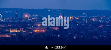 Blue Hour sulla Agneshoehe sulla pista dell'Elba di Wachwitz Foto Stock