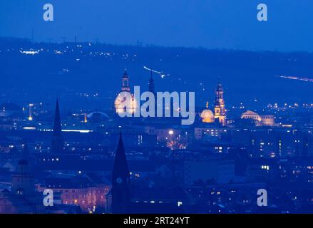 Blue Hour sulla Agneshoehe sulla pista dell'Elba di Wachwitz Foto Stock