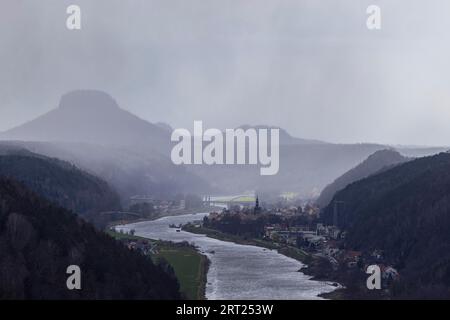Vista dal piccolo bastione delle montagne di arenaria dell'Elba vicino a Schmilka, in alto sopra l'Elba con vista su Bad Schandau fino al Lilienstein. A Foto Stock