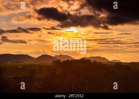 Vista dal piccolo bastione delle montagne di arenaria dell'Elba vicino a Schmilka, in alto sopra l'Elba con vista su Papastein e Gohrisch Foto Stock