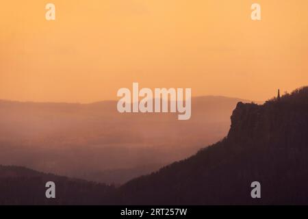Tramonto al Papstein, nella Svizzera sassone. Vista sul Lilienstein Foto Stock