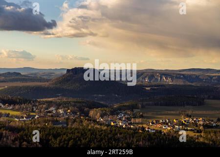 Tramonto al Papstein nella Svizzera sassone. Vista sul Lilienstein Foto Stock