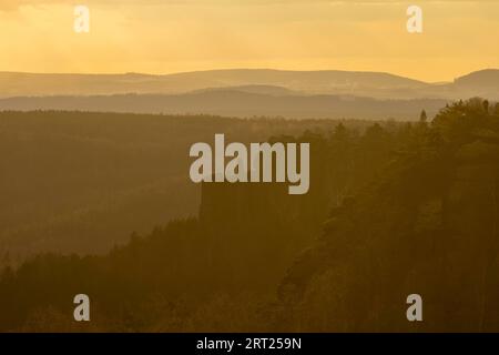 Tramonto a Papstein nella Svizzera sassone. Vista di Gohrisch e Pfaffenstein con Barbarine Foto Stock