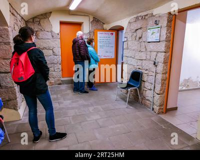 Numerosi cittadini del distretto di Saechsische Schweiz Osterzgebirge approfittano della possibilità di un test rapido Corona gratuito nella comunità Foto Stock