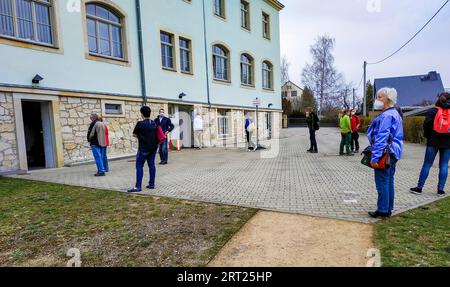 Numerosi cittadini del distretto di Saechsische Schweiz Osterzgebirge approfittano della possibilità di un test rapido Corona gratuito nella comunità Foto Stock