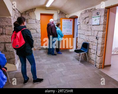 Numerosi cittadini del distretto di Saechsische Schweiz Osterzgebirge approfittano della possibilità di un test rapido Corona gratuito nella comunità Foto Stock