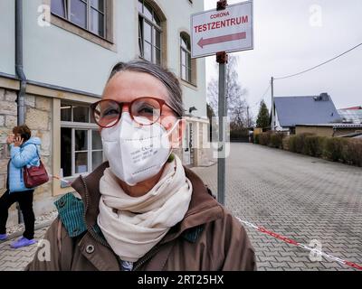 Numerosi cittadini del distretto di Saechsische Schweiz Osterzgebirge approfittano della possibilità di un test rapido Corona gratuito nella comunità Foto Stock