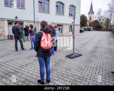 Numerosi cittadini del distretto di Saechsische Schweiz Osterzgebirge approfittano della possibilità di un test rapido Corona gratuito nella comunità Foto Stock