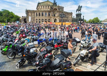 Più di 5, 000 motociclisti della Germania centrale in protesta contro i divieti di guida sulla Theaterplatz di Dresda Foto Stock