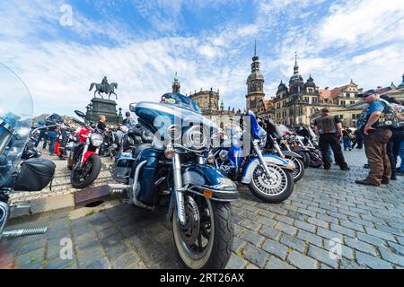 Più di 5, 000 motociclisti della Germania centrale in protesta contro i divieti di guida sulla Theaterplatz di Dresda Foto Stock