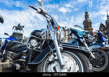 Più di 5, 000 motociclisti della Germania centrale in protesta contro i divieti di guida sulla Theaterplatz di Dresda Foto Stock