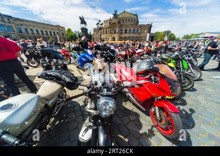 Più di 5, 000 motociclisti della Germania centrale in protesta contro i divieti di guida sulla Theaterplatz di Dresda Foto Stock