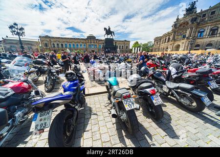 Più di 5, 000 motociclisti della Germania centrale in protesta contro i divieti di guida sulla Theaterplatz di Dresda Foto Stock