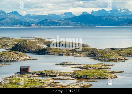 Vista da Lovund verso la terraferma norvegese con il ghiacciaio Svartisen Foto Stock