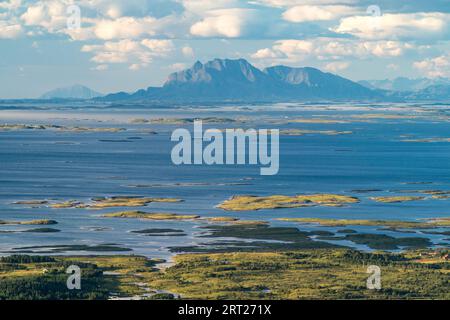 Vista dalla cima della Vegatrappa verso Dønna, Norvegia Foto Stock