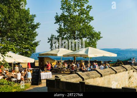 Picnic mattutino sopra la valle dell'Elba, fortezza di Koenigstein. La colazione con champagne è servita al mattino sull'altopiano di Blitzeichen Foto Stock