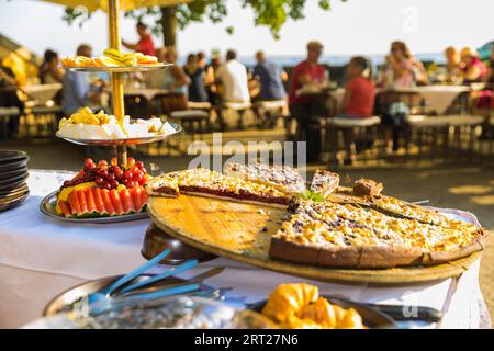 Picnic mattutino sopra la valle dell'Elba, fortezza di Koenigstein. La colazione con champagne è servita al mattino sull'altopiano di Blitzeichen Foto Stock