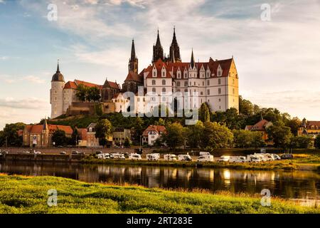 Meissen con il castello vescovile di Albrechtsburg e la cattedrale sul fiume Elba Foto Stock