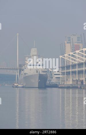 Londra, Regno Unito - 10 settembre 2023 - HNLMS De Ruyter, fregata classe De Zeven Provinciën della Royal Netherlands Navy, ormeggiata a Royal Victoria, Dock, Londra, Regno Unito. HNLMS De Ruyter è una delle navi in visita che parteciperanno alla fiera Defence and Security Equipment International (DSEI), che aprirà ai visitatori domani. La fregata prende il nome dall'ammiraglio olandese Michiel de Ruyter (1607-1676). La fiera funge da forum tra governi, forze armate nazionali, industria e accademici, nonché da vetrina sul commercio di armi e si tiene ogni due anni a Excel London, Regno Unito. Foto Stock