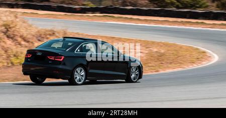 La vista posteriore di un'Audi A3 in pista Foto Stock