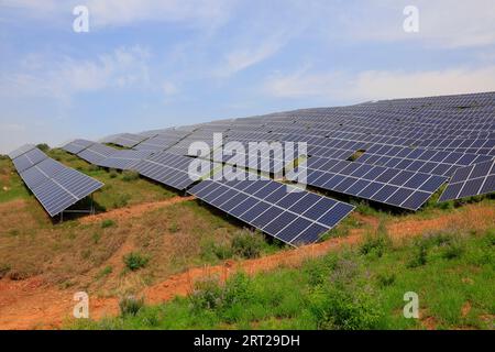 pannello solare sulla collina, primo piano della foto Foto Stock