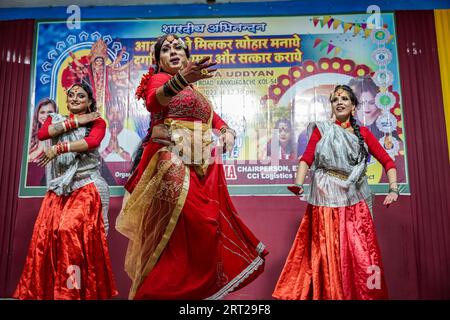 Kolkata, India. 10 settembre 2023. Una persona transgender, insieme ai co-ballerini, balla sul palco di fronte a un poster stampato con la dea indù "Durga". Quasi 600 persone transgender della comunità transgender di Calcutta, India, prendono parte a una funzione di danza prima del più grande festival del Bengala, "Durga Puja", con un programma per combattere per l'uguaglianza. Credito: SOPA Images Limited/Alamy Live News Foto Stock