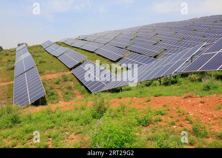 pannello solare sulla collina, primo piano della foto Foto Stock