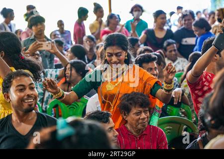 Kolkata, India. 10 settembre 2023. Le persone transgender ballano insieme per celebrare una cerimonia di danza organizzata per loro prima del festival "Durga Puja". Quasi 600 persone transgender della comunità transgender di Calcutta, India, prendono parte a una funzione di danza prima del più grande festival del Bengala, "Durga Puja", con un programma per combattere per l'uguaglianza. (Foto di JIT Chattopadhyay/SOPA Images/Sipa USA) credito: SIPA USA/Alamy Live News Foto Stock