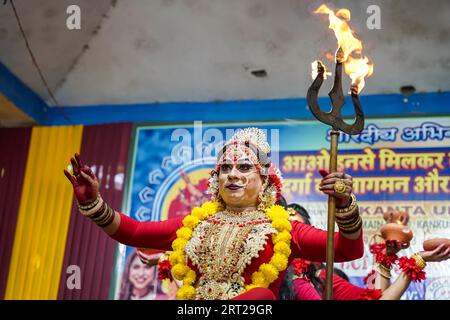 Kolkata, India. 10 settembre 2023. Una persona transgender balla sul palco mentre tiene in mano un "Trishul" in fiamme (un'arma usata dalla dea indù "Durga" per distruggere i demoni). Quasi 600 persone transgender della comunità transgender di Calcutta, India, prendono parte a una funzione di danza prima del più grande festival del Bengala, "Durga Puja", con un programma per combattere per l'uguaglianza. Credito: SOPA Images Limited/Alamy Live News Foto Stock