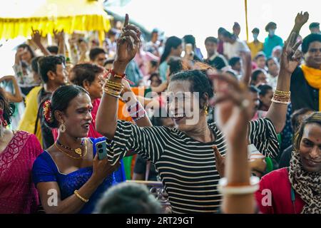 Kolkata, India. 10 settembre 2023. Le persone transgender ballano insieme per celebrare una cerimonia di danza organizzata per loro prima del festival "Durga Puja". Quasi 600 persone transgender della comunità transgender di Calcutta, India, prendono parte a una funzione di danza prima del più grande festival del Bengala, "Durga Puja", con un programma per combattere per l'uguaglianza. Credito: SOPA Images Limited/Alamy Live News Foto Stock