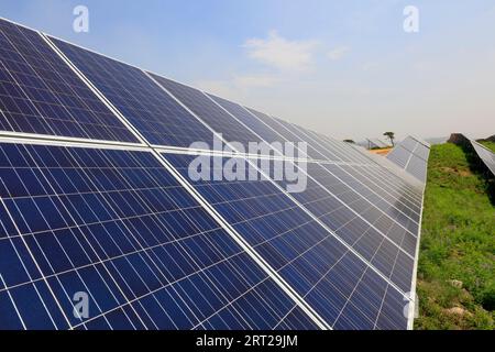 pannello solare sulla collina, primo piano della foto Foto Stock