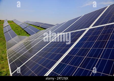 pannello solare sulla collina, primo piano della foto Foto Stock