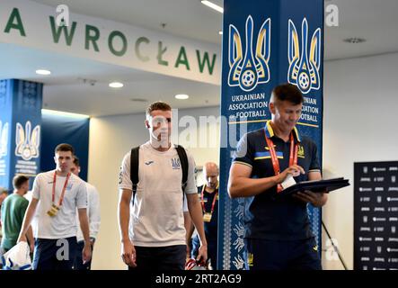 Non esclusiva: WROCLAW, POLONIA - 9 SETTEMBRE 2023 - il centrocampista Oleksandr Pikhalonok e l'attaccante Vladyslav Vanat (da L a R) dell'Ucraina arrivano al Tar Foto Stock