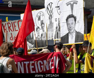 Monaco, Germania. 10 settembre 2023. Gli attivisti tengono cartelli alla dimostrazione finale contro la mostra automobilistica IAA MOBILITY 2023. Secondo gli organizzatori, un totale di 38 associazioni e organizzazioni hanno chiesto la partecipazione alla manifestazione contro l'IAA. Crediti: Stefan Puchner/dpa/Alamy Live News Foto Stock