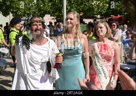 Friburgo, Germania. 10 settembre 2023. Lea Blumenthal (M), 53rd Saale-Unstrut Regional Wine Queen 2023/24, è scortata alla sua incoronazione da Jost Naumann, vestito da Bacco, al 90th Winzerfest. Crediti: Heiko Rebsch/dpa/Alamy Live News Foto Stock