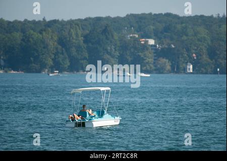 Costanza, Germania. 10 settembre 2023. Le persone viaggiano in pedalò sul lago di Costanza al sole nell'ultimo giorno delle vacanze estive a Baden-Württemberg. Crediti: Silas Stein/dpa/Alamy Live News Foto Stock