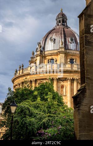 The Radcliffe camera from St Mary's Passage, Oxford, Oxfordshire, Inghilterra Foto Stock