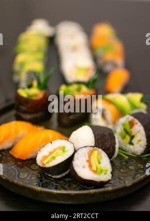 Sushi lussuoso e creativo placcato come Nigiri, Futomaki, Uramaki e Gunkan Foto Stock