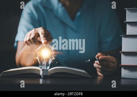 Formazione e-learning webinar sulla tecnologia Internet concetto di corsi online. Mano che regge una lampadina sh, icone didattiche. Corso di formazione su Internet, Foto Stock