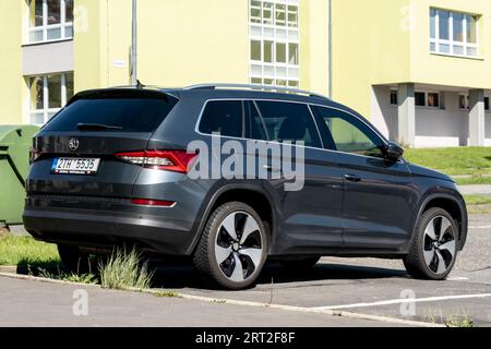 HAVIROV, REPUBBLICA CECA - 11 AGOSTO 2023: SUV ceco Skoda Kodiaq con grandi cerchi in lega parcheggiato Foto Stock