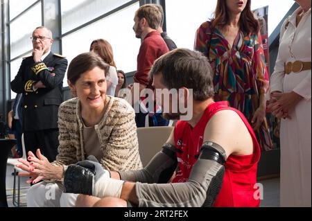 Discussione tra il ministro e Pablo Neuman, presidente dell'Associazione sportiva disabili, durante la partita di allenamento. Amelie Oudea-Castera, Ministro dello Sport e dei Giochi Olimpici e Paralimpici, visita la palestra Chateau de l Hers. Incontro con i giocatori dello Stade Toulousain Rugby Handisport. Presentazione di una sessione di formazione sull'handi-rugby e discussione con i partecipanti. Francia, Tolosa il 10 settembre 2023. Francia, Tolosa, 10 settembre 2023. Foto di Patricia Huchot-Boissier/ABACAPRESS.COM Foto Stock