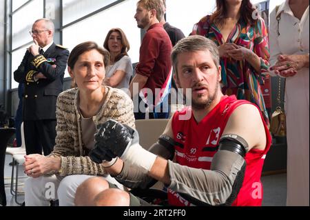 Discussione tra il ministro e Pablo Neuman, presidente dell'Associazione sportiva disabili, durante la partita di allenamento. Amelie Oudea-Castera, Ministro dello Sport e dei Giochi Olimpici e Paralimpici, visita la palestra Chateau de l Hers. Incontro con i giocatori dello Stade Toulousain Rugby Handisport. Presentazione di una sessione di formazione sull'handi-rugby e discussione con i partecipanti. Francia, Tolosa il 10 settembre 2023. Francia, Tolosa, 10 settembre 2023. Foto di Patricia Huchot-Boissier/ABACAPRESS.COM Foto Stock