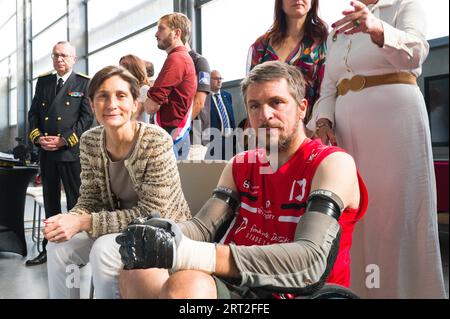 Discussione tra il ministro e Pablo Neuman, presidente dell'Associazione sportiva disabili, durante la partita di allenamento. Amelie Oudea-Castera, Ministro dello Sport e dei Giochi Olimpici e Paralimpici, visita la palestra Chateau de l Hers. Incontro con i giocatori dello Stade Toulousain Rugby Handisport. Presentazione di una sessione di formazione sull'handi-rugby e discussione con i partecipanti. Francia, Tolosa il 10 settembre 2023. Francia, Tolosa, 10 settembre 2023. Foto di Patricia Huchot-Boissier/ABACAPRESS.COM Foto Stock