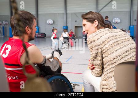 Discussione tra il ministro e Pablo Neuman, presidente dell'Associazione sportiva disabili, durante la partita di allenamento. Amelie Oudea-Castera, Ministro dello Sport e dei Giochi Olimpici e Paralimpici, visita la palestra Chateau de l Hers. Incontro con i giocatori dello Stade Toulousain Rugby Handisport. Presentazione di una sessione di formazione sull'handi-rugby e discussione con i partecipanti. Francia, Tolosa il 10 settembre 2023. Francia, Tolosa, 10 settembre 2023. Foto di Patricia Huchot-Boissier/ABACAPRESS.COM Foto Stock