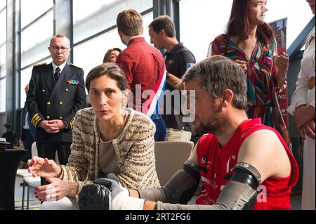 Discussione tra il ministro e Pablo Neuman, presidente dell'Associazione sportiva disabili, durante la partita di allenamento. Amelie Oudea-Castera, Ministro dello Sport e dei Giochi Olimpici e Paralimpici, visita la palestra Chateau de l Hers. Incontro con i giocatori dello Stade Toulousain Rugby Handisport. Presentazione di una sessione di formazione sull'handi-rugby e discussione con i partecipanti. Francia, Tolosa il 10 settembre 2023. Francia, Tolosa, 10 settembre 2023. Foto di Patricia Huchot-Boissier/ABACAPRESS.COM Foto Stock