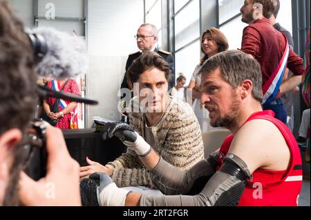 Discussione tra il ministro e Pablo Neuman, presidente dell'Associazione sportiva disabili, durante la partita di allenamento. Amelie Oudea-Castera, Ministro dello Sport e dei Giochi Olimpici e Paralimpici, visita la palestra Chateau de l Hers. Incontro con i giocatori dello Stade Toulousain Rugby Handisport. Presentazione di una sessione di formazione sull'handi-rugby e discussione con i partecipanti. Francia, Tolosa il 10 settembre 2023. Francia, Tolosa, 10 settembre 2023. Foto di Patricia Huchot-Boissier/ABACAPRESS.COM Foto Stock