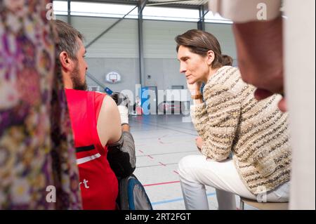 Discussione tra il ministro e Pablo Neuman, presidente dell'Associazione sportiva disabili, durante la partita di allenamento. Amelie Oudea-Castera, Ministro dello Sport e dei Giochi Olimpici e Paralimpici, visita la palestra Chateau de l Hers. Incontro con i giocatori dello Stade Toulousain Rugby Handisport. Presentazione di una sessione di formazione sull'handi-rugby e discussione con i partecipanti. Francia, Tolosa il 10 settembre 2023. Francia, Tolosa, 10 settembre 2023. Foto di Patricia Huchot-Boissier/ABACAPRESS.COM Foto Stock