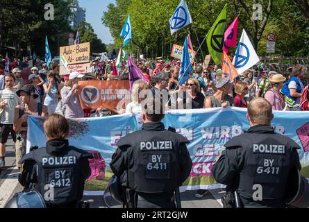 Monaco, Germania. 10 settembre 2023. Gli attivisti tengono striscioni alla dimostrazione finale contro la mostra automobilistica IAA MOBILITY 2023. Secondo gli organizzatori, un totale di 38 associazioni e organizzazioni hanno chiesto la partecipazione alla manifestazione contro l'IAA. Crediti: Stefan Puchner/dpa/Alamy Live News Foto Stock