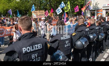 Monaco, Germania. 10 settembre 2023. Dimostrazione finale contro la fiera automobilistica IAA MOBILITY 2023. Secondo gli organizzatori, un totale di 38 associazioni e organizzazioni hanno chiesto la partecipazione alla manifestazione contro l'IAA. Crediti: Stefan Puchner/dpa/Alamy Live News Foto Stock