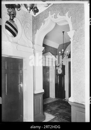 The Wheatsheaf Inn, Burscough Street, Ormskirk, West Lancashire, Lancashire, marzo 1948. Vista interna della locanda, che mostra un arco a forma di ogeo nella sala d'ingresso. Foto Stock